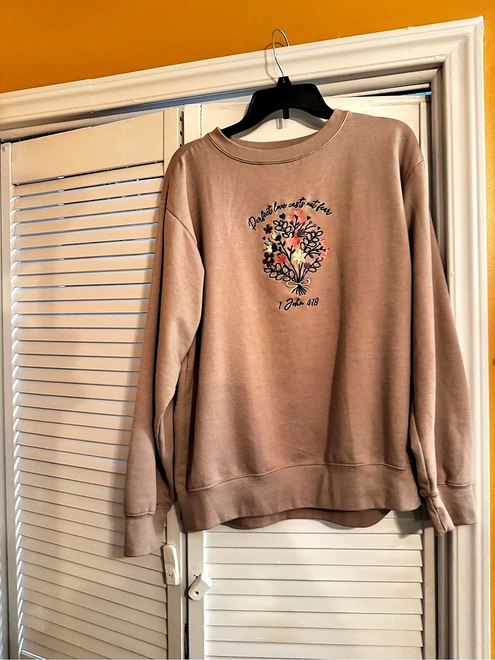 Love Faith Floral Graphic Sweatshirt in Brown Size Large